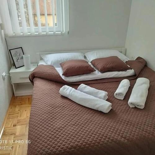 een groot bed met twee kussens erop bij Apartman Kosta in Vrnjačka Banja
