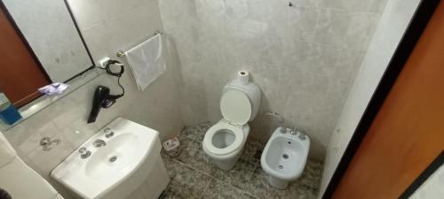 uma pequena casa de banho com WC e lavatório em América 1 em Villa Luzuriaga