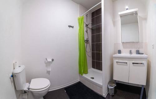 La salle de bains est pourvue de toilettes, d'un lavabo et d'une douche. dans l'établissement Le Stratège, à Marseille