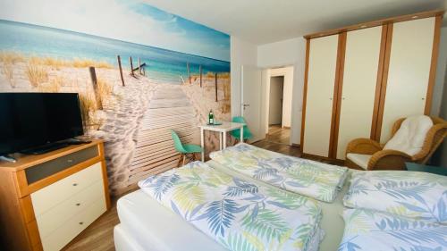 Zimmer mit einem Schlafzimmer mit einem Gemälde eines Strandes in der Unterkunft Ferienwohnung Koko in Solingen