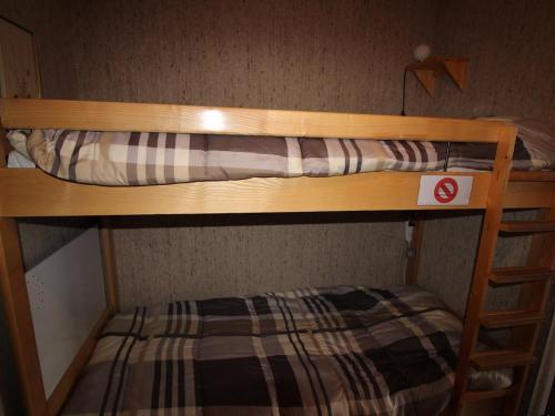 Ce lit superposé se trouve dans un dortoir doté d'un lit gmaxwell. dans l'établissement Studio cabine 4 personnes au pied des pistes avec balcon et parking - Auris en Oisans - FR-1-297-282, à Auris