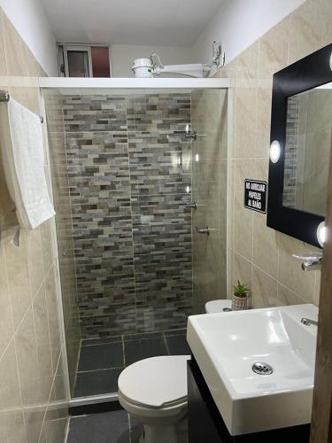 W łazience znajduje się prysznic, toaleta i umywalka. w obiekcie Lindo Apartaestudio cerca al centro w mieście Itagüí