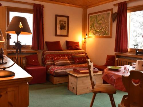 un salon avec un canapé et un lit dans l'établissement Appartement 2 pièces à 100m des pistes, balcon, calme, proche commerces - Méribel - FR-1-180-584, à Les Allues
