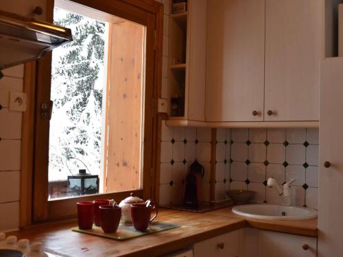 une cuisine avec un comptoir et une fenêtre dans l'établissement Appartement 2 pièces à 100m des pistes, balcon, calme, proche commerces - Méribel - FR-1-180-584, à Les Allues