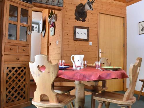 une salle à manger avec une table et quelques chaises dans l'établissement Appartement 2 pièces à 100m des pistes, balcon, calme, proche commerces - Méribel - FR-1-180-584, à Les Allues