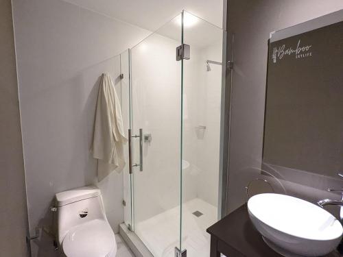 y baño con ducha, aseo y lavamanos. en Luxury Condo Santa Fe Cosmocrat By Bamboo Skylife, en Ciudad de México