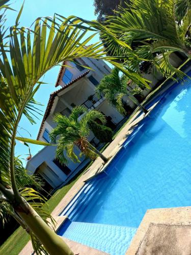 - Vistas a un complejo con palmeras y piscina en cabaña Milan, en Aguachica