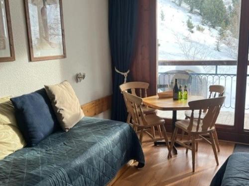 a living room with a table and a table and chairs at Studio Les Arcs 2000, 1 pièce, 4 personnes - FR-1-346-545 in Arc 2000