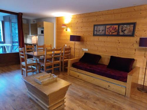 un salon avec un canapé et une table dans l'établissement Appartement à Brides les Bains - 6 pers, 3 pièces, 56 m², balcon ouest, parking, WIFI - FR-1-512-264, à Brides-les-Bains