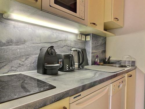 Il comprend une cuisine équipée d'un grille-pain et d'un évier. dans l'établissement Studio cosy face aux pistes avec balcon à Aime 2000 - FR-1-455-226, à Aime La Plagne