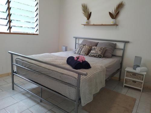 łóżko z dwoma poduszkami w sypialni w obiekcie Chez Laeti et Mano w mieście Hakamui