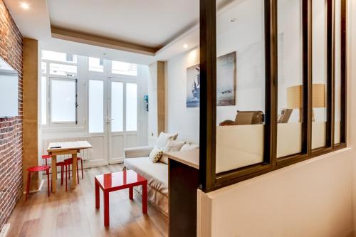 salon z kanapą i stołem w obiekcie Modern apartment - 1BR-4P - Palais Garnier w Paryżu