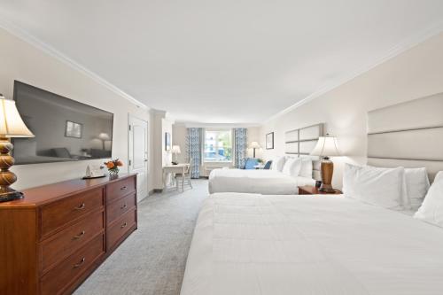 Cette chambre comprend deux lits et une télévision. dans l'établissement Hotel Rehoboth, à Rehoboth Beach