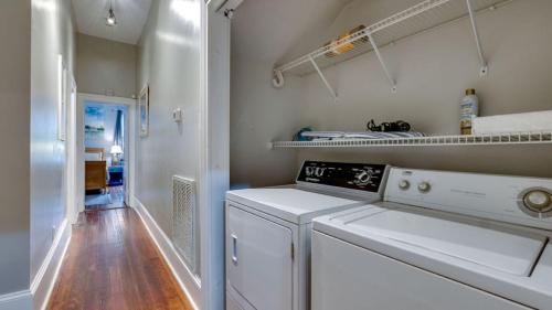 lavadero blanco con lavadora y secadora en Comfortable Escape in Historic Downtown Savannah en Savannah