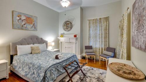 ein Schlafzimmer mit einem Bett und einem Kamin in der Unterkunft Comfortable Escape in Historic Downtown Savannah in Savannah