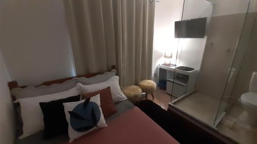Ένα ή περισσότερα κρεβάτια σε δωμάτιο στο Banheiro de Vidro em Suíte compacta.Centro