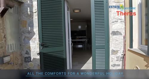 a green door with a doorway into a room at Estate Riomaggiore in Riomaggiore