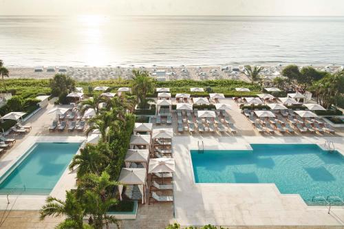 vista aerea sulla piscina e sulla spiaggia del resort di Four Seasons Resort Palm Beach a Palm Beach