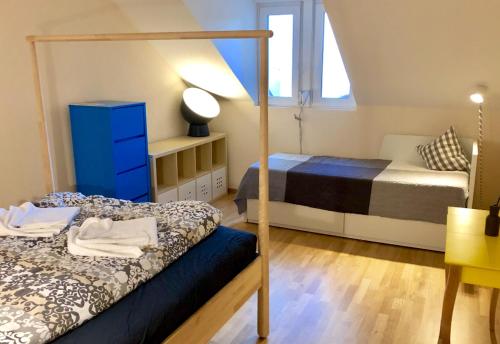 una camera con letto a castello e comò blu di Apartments Aarbergergasse a Berna