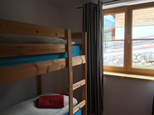 מיטה או מיטות קומותיים בחדר ב-Annaberg TOP 1