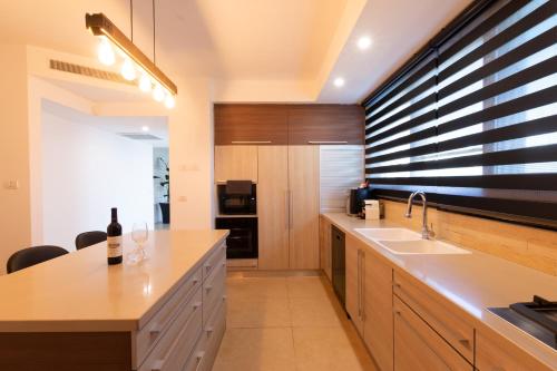 Dapur atau dapur kecil di O&O Group - Huge Villa With Jacuzzi By The Beach