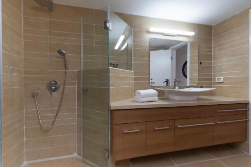 Bilik mandi di O&O Group - Huge Villa With Jacuzzi By The Beach