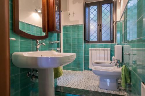 een badkamer met een wastafel en een toilet bij b&b Casa Alegría in Morano Calabro