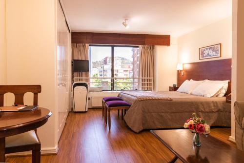 pokój hotelowy z łóżkiem i oknem w obiekcie MR Apart Providencia (ex Apart Neruda) w mieście Santiago