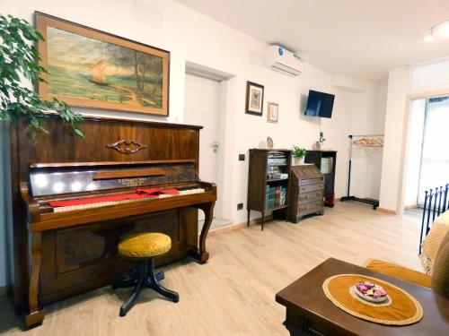 a living room with a piano in a living room at Valverde in Cengio