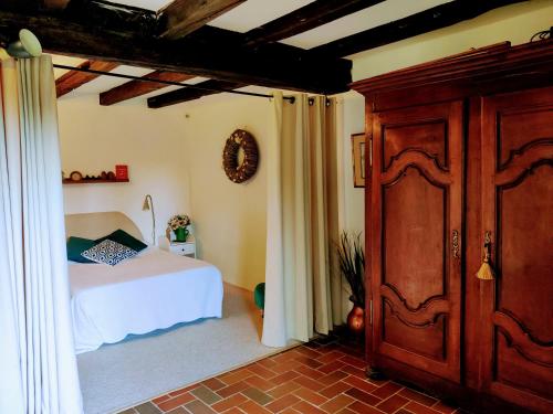 MarbozにあるFerme de Chamonalのベッドルーム1室(ベッド1台付)、木製のドア