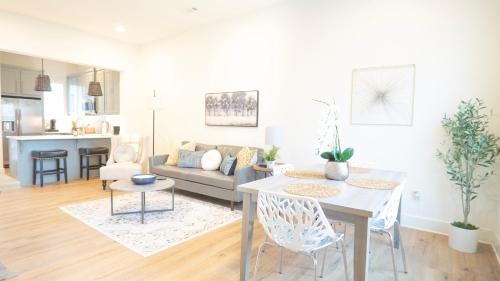 Contemporary DWTN Townhome *Free Parking*