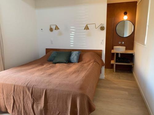 Llit o llits en una habitació de Guest room with terrace at the Wadden Sea
