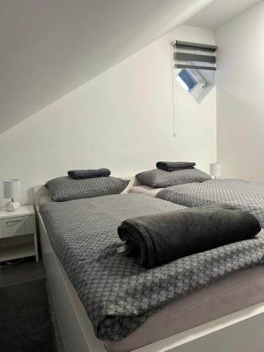 Posteľ alebo postele v izbe v ubytovaní Apartmani "Stari Grad - Samobor"