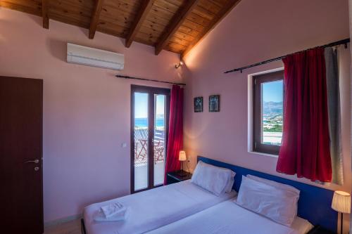 1 dormitorio con cama y ventana en Athena Villas en Makry Gialos