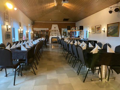 een rij tafels en stoelen in een kamer bij Sjømannskirken Narvik in Narvik