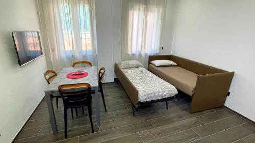 ein kleines Zimmer mit einem Bett, einem Tisch und Stühlen in der Unterkunft ROMA IS ALWAYS a GOOD IDEA in Rom