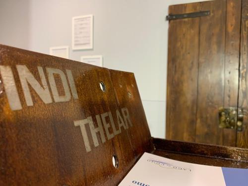 a wooden object with the words end the bar on it at Bed & Breakfast Indi Thelar in Villa Guardia