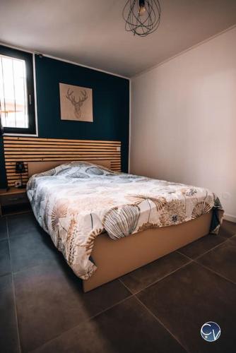 une chambre avec un grand lit dans une pièce dans l'établissement Appartement avec Piscine proche Avignon et Uzes, à LʼArdoise