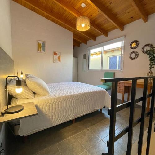 - une chambre avec un lit, un bureau et une fenêtre dans l'établissement Hermoso Depto en Comodoro!, à Comodoro Rivadavia