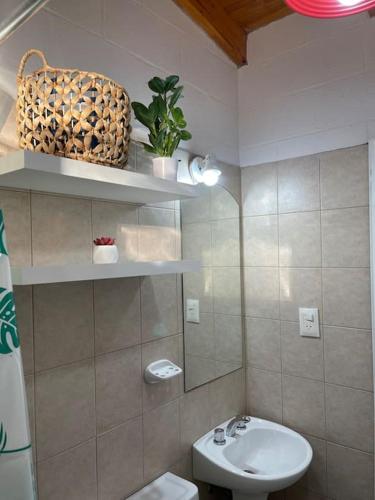 La salle de bains est pourvue d'un lavabo, de toilettes et d'un miroir. dans l'établissement Hermoso Depto en Comodoro!, à Comodoro Rivadavia
