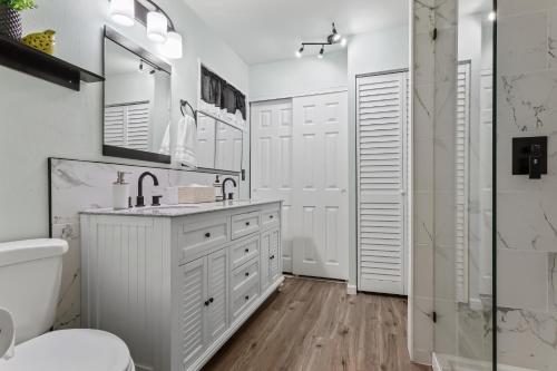 Ένα μπάνιο στο Fully-Stocked, Pet-friendly, Relaxing Home Near Yosemite and Bass Lake