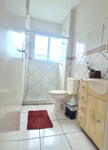 ein Bad mit einer Dusche, einem WC und einem Waschbecken in der Unterkunft Apartamento Praia Coqueiral de Itaparica - Vila Velha in Vila Velha