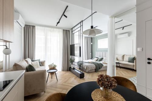 #1 OLIVE Apartment City Center FREE GARAGE في كراكوف: غرفة معيشة مع أريكة وطاولة