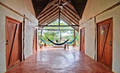 un pasillo vacío con una gran ventana en una casa en La Choza Playa Venao en Playa Venao
