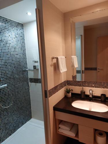 La salle de bains est pourvue d'un lavabo et d'une douche. dans l'établissement Sweet Home Konaci, à Kopaonik