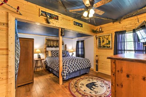 ein Schlafzimmer mit einem Bett in einem Blockhaus in der Unterkunft Just Fur Relaxin Sevierville Cabin with Hot Tub! in Sevierville