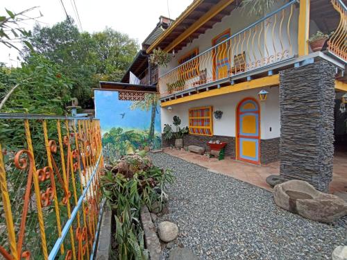 een huis met een schilderij erop bij Casa de las Rocas Hostel in Jardin