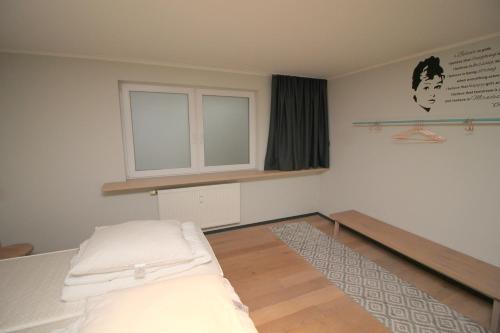 a small room with a bed and a window at Ferienwohnung Sonnen See in Ascheberg