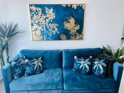 niebieska kanapa z niebieskimi poduszkami w salonie w obiekcie Couples Only, beautiful 1 Bedroom Apartment in Victoria Building w mieście Mojácar