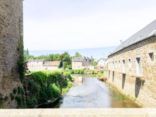 a view of a river between two buildings at À deux pas du Trieux au cœur de la ville in Guingamp